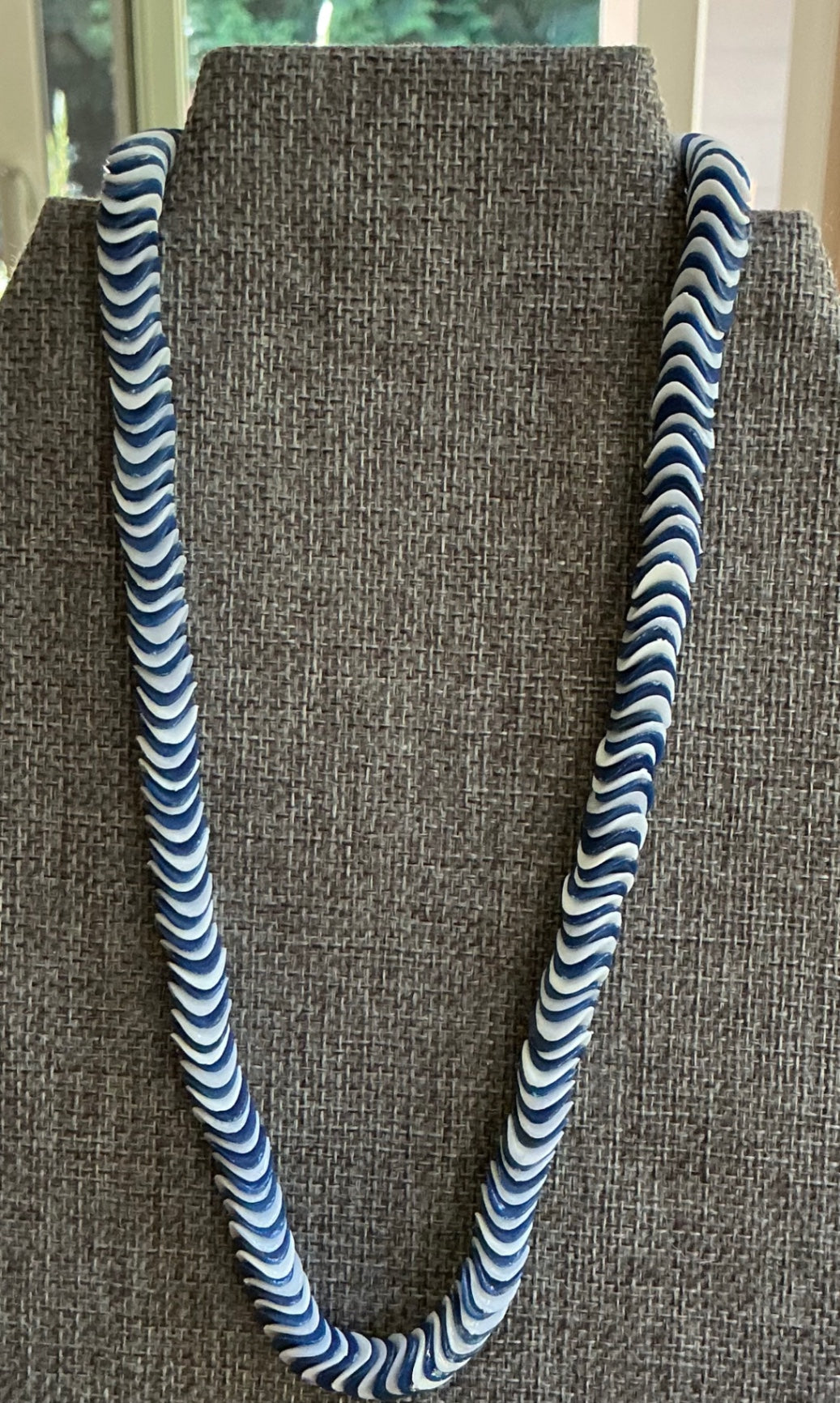 Costume blue & white choker