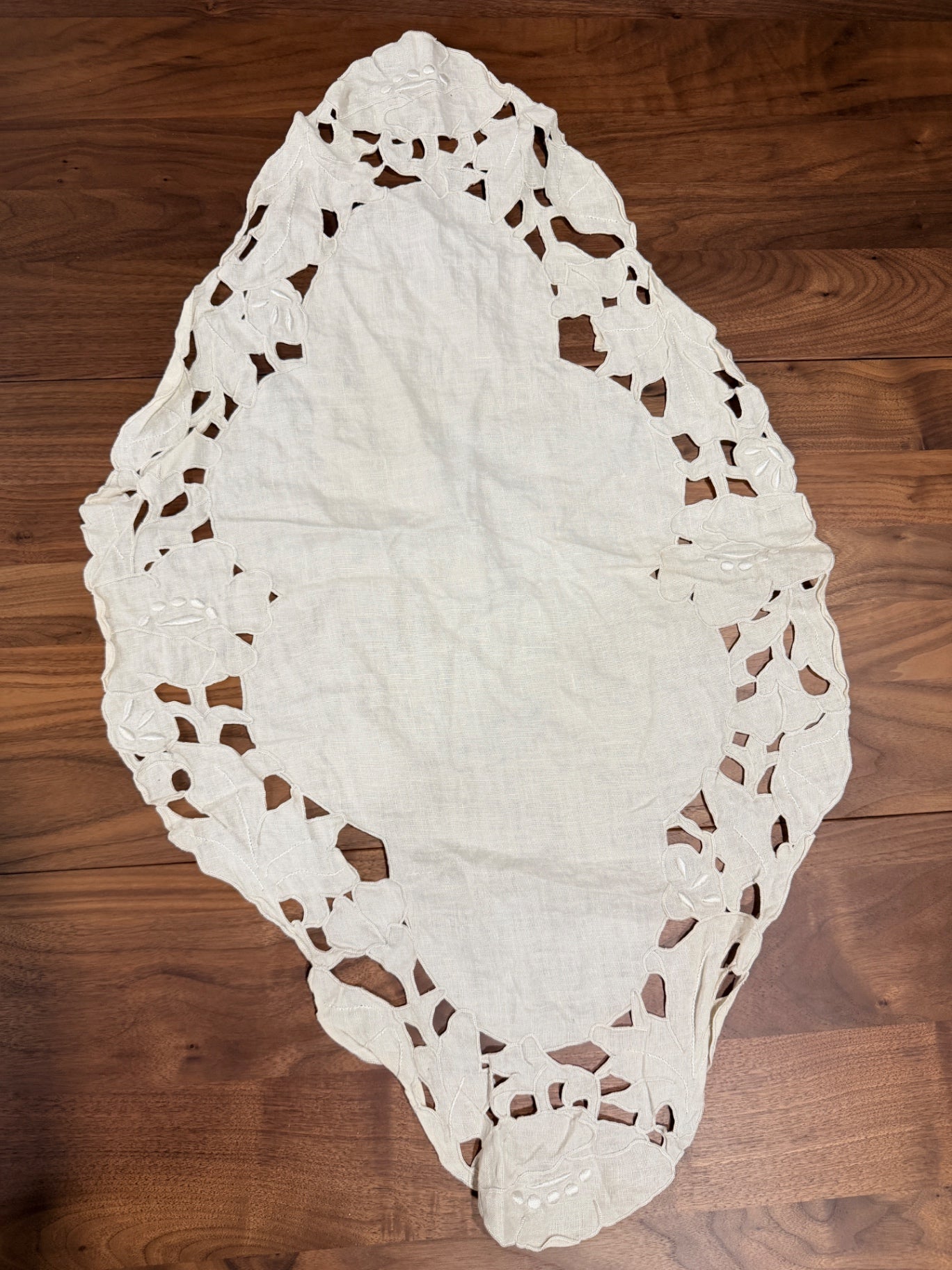 30" Cutwork Table Linen