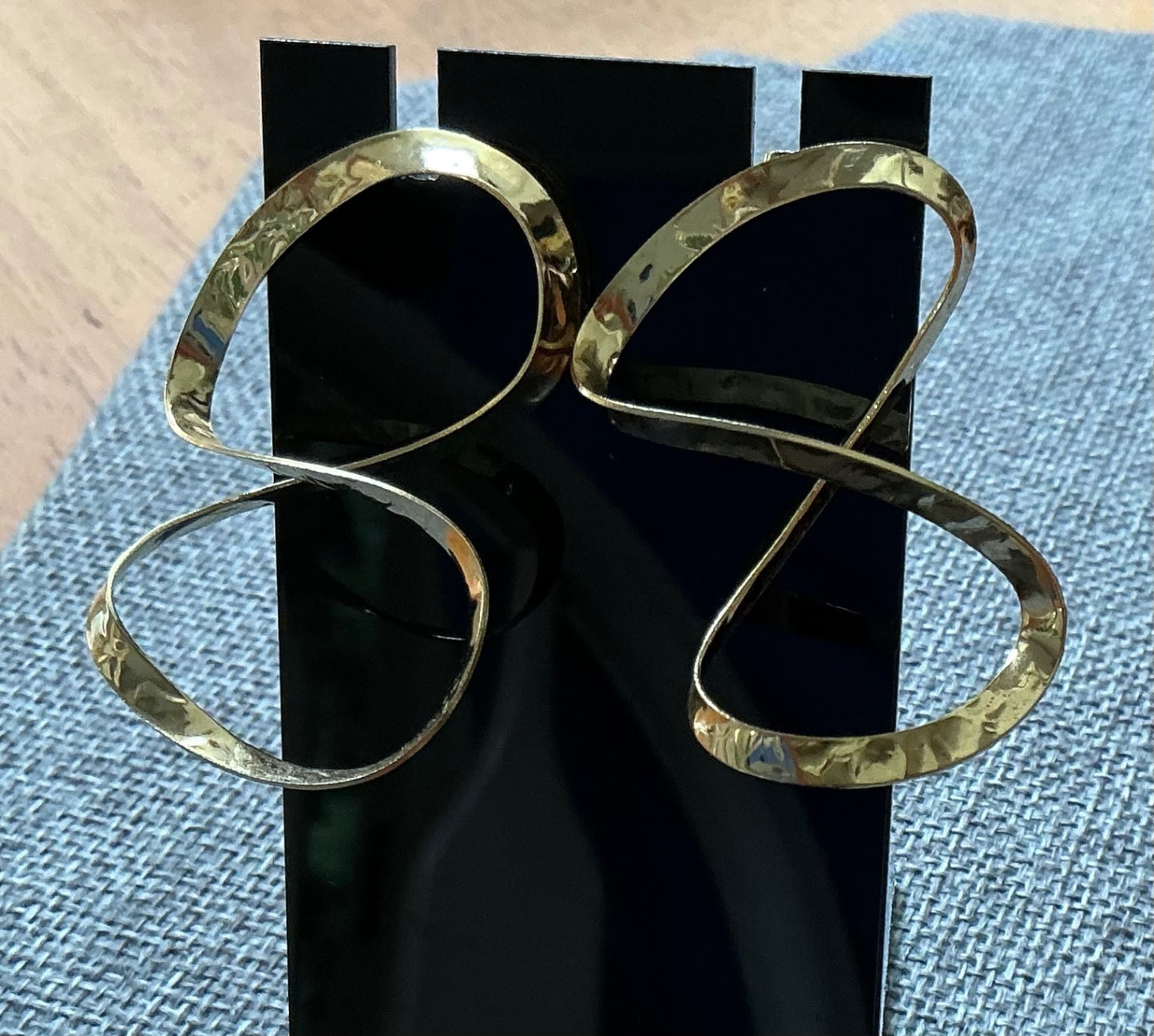GOLD-TONE HAMMERED FIGURE 8 EARRINGS