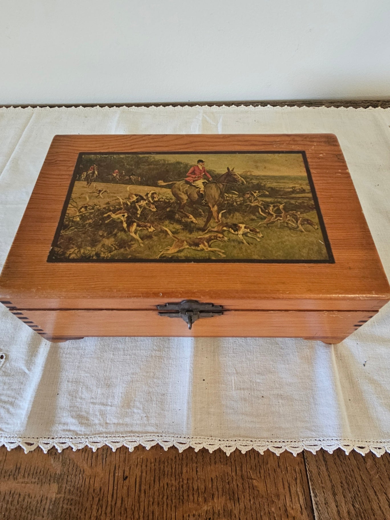Vint wood box wiith hunting s ene