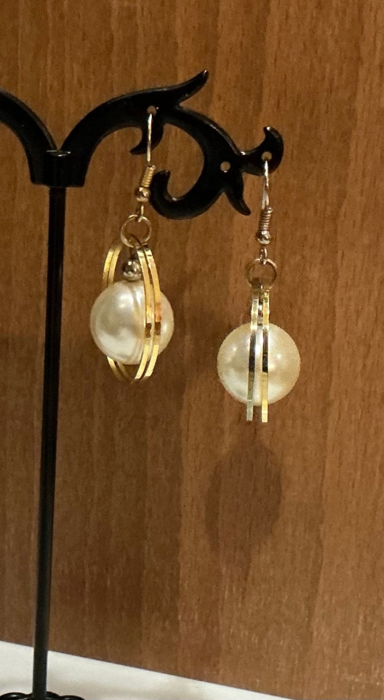 Double Ring Pearl- like earrings