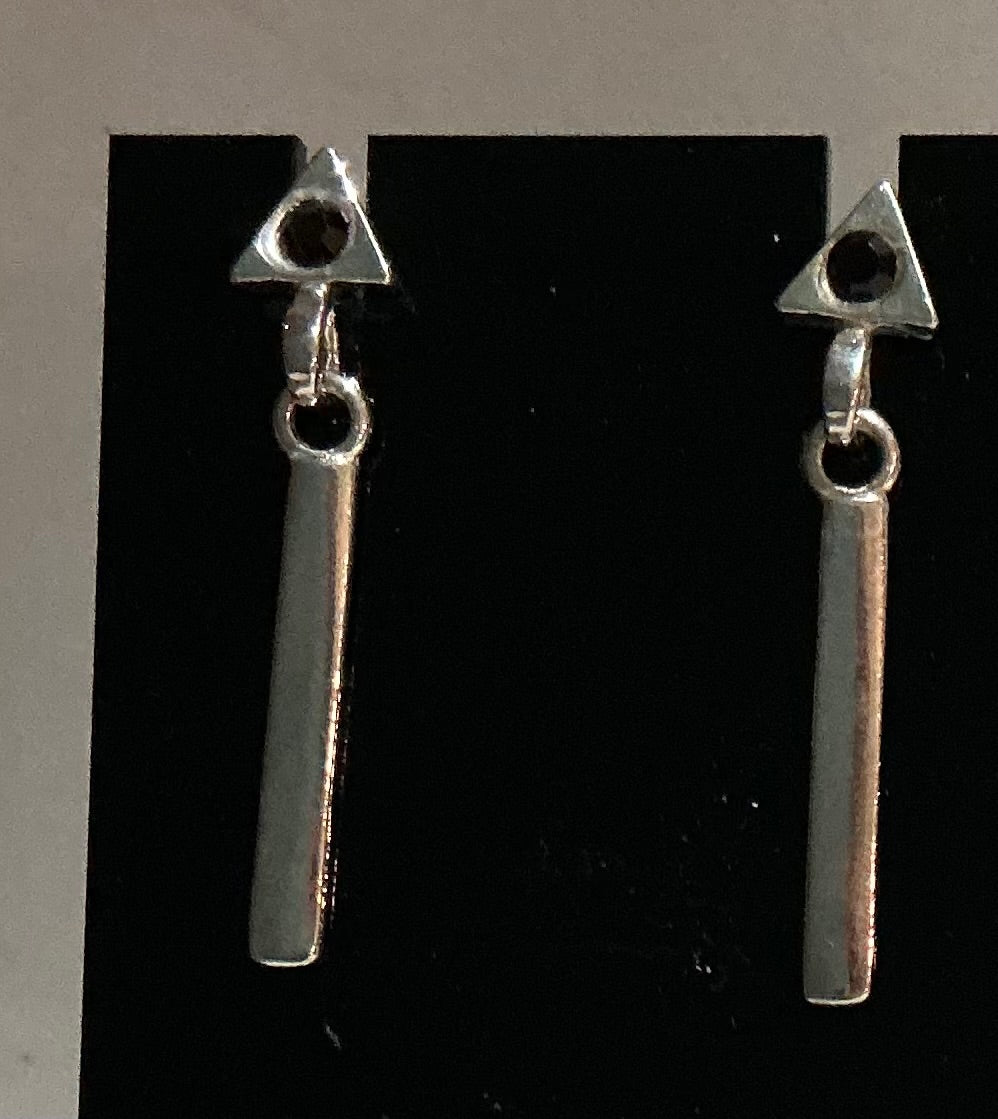 Sterling bar earring w/ a garnet stone