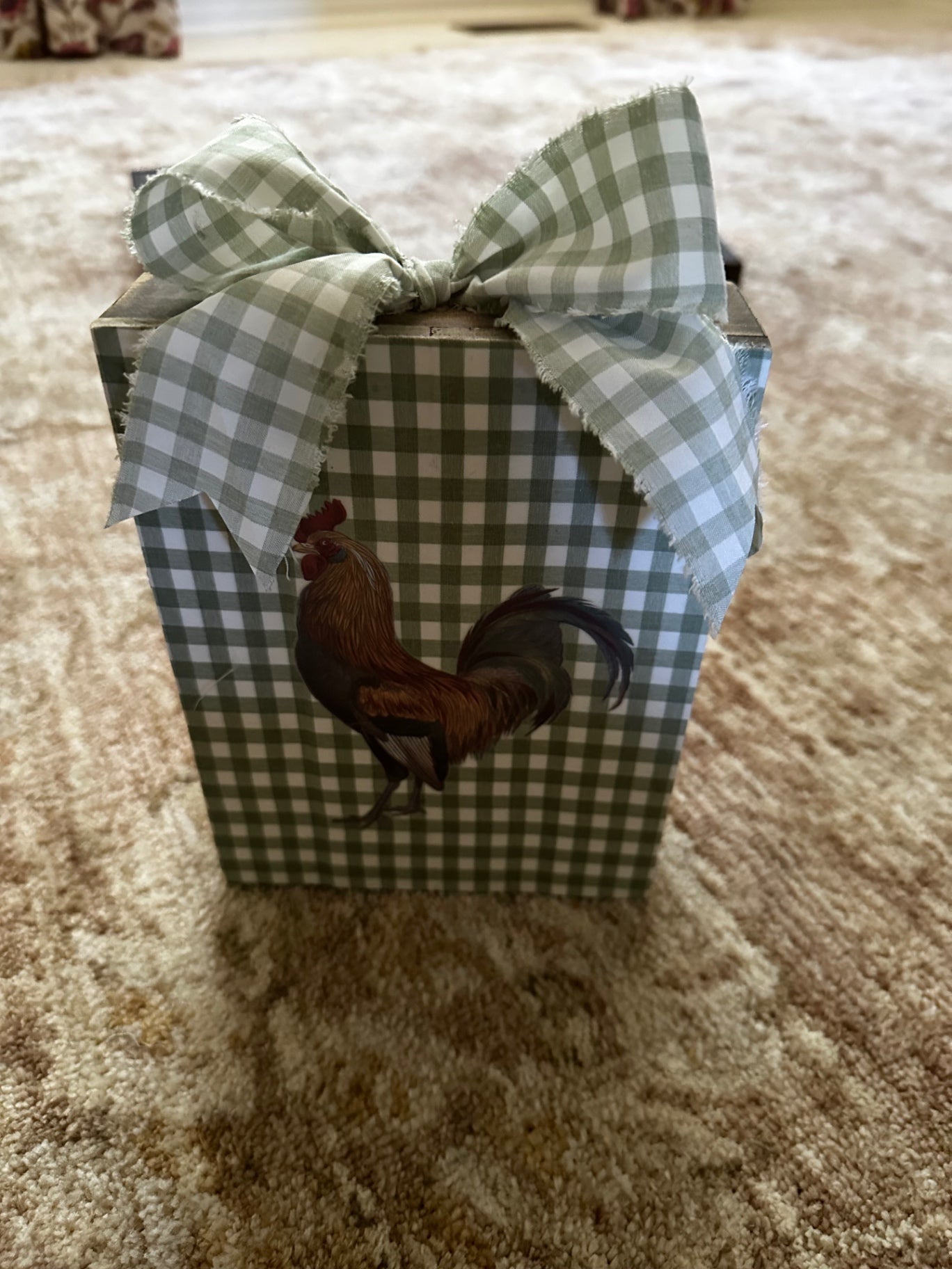 Shelf sitter with rooster and bow