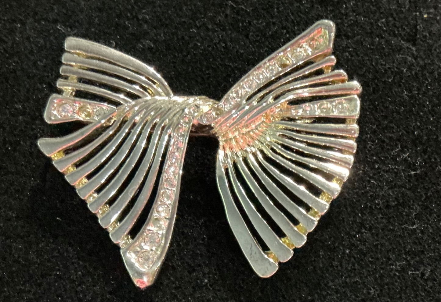 VTG. Bow Brooch