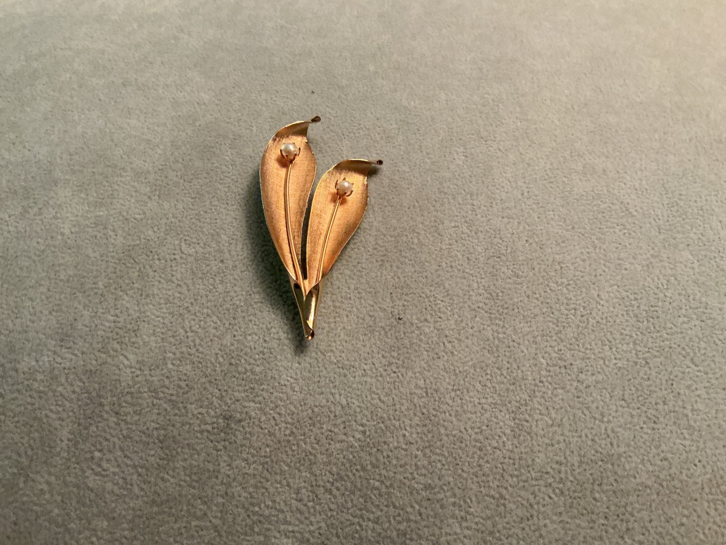 Double leaf pearl pin