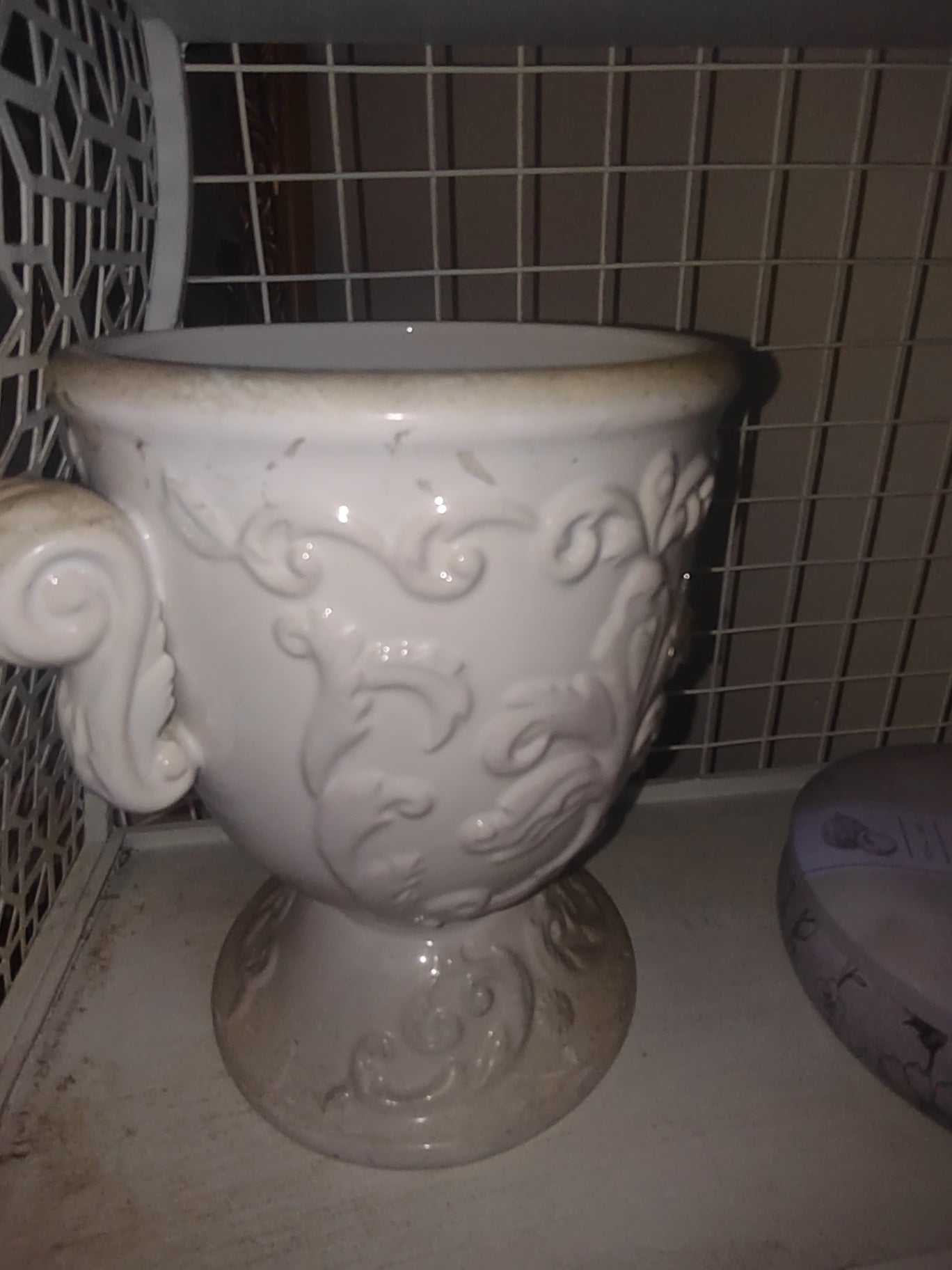 Earn white planter