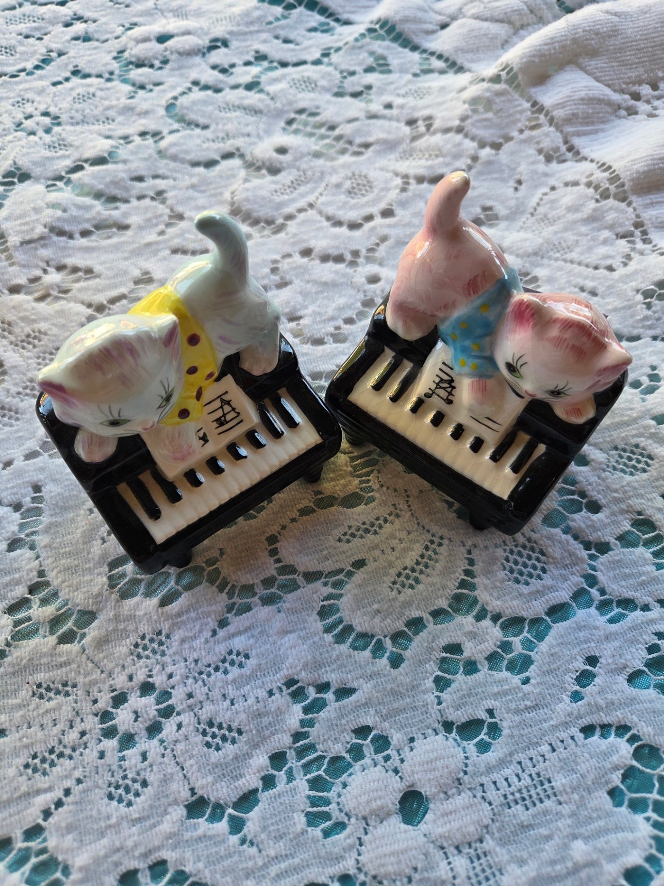 Lefton cats salt pepper set