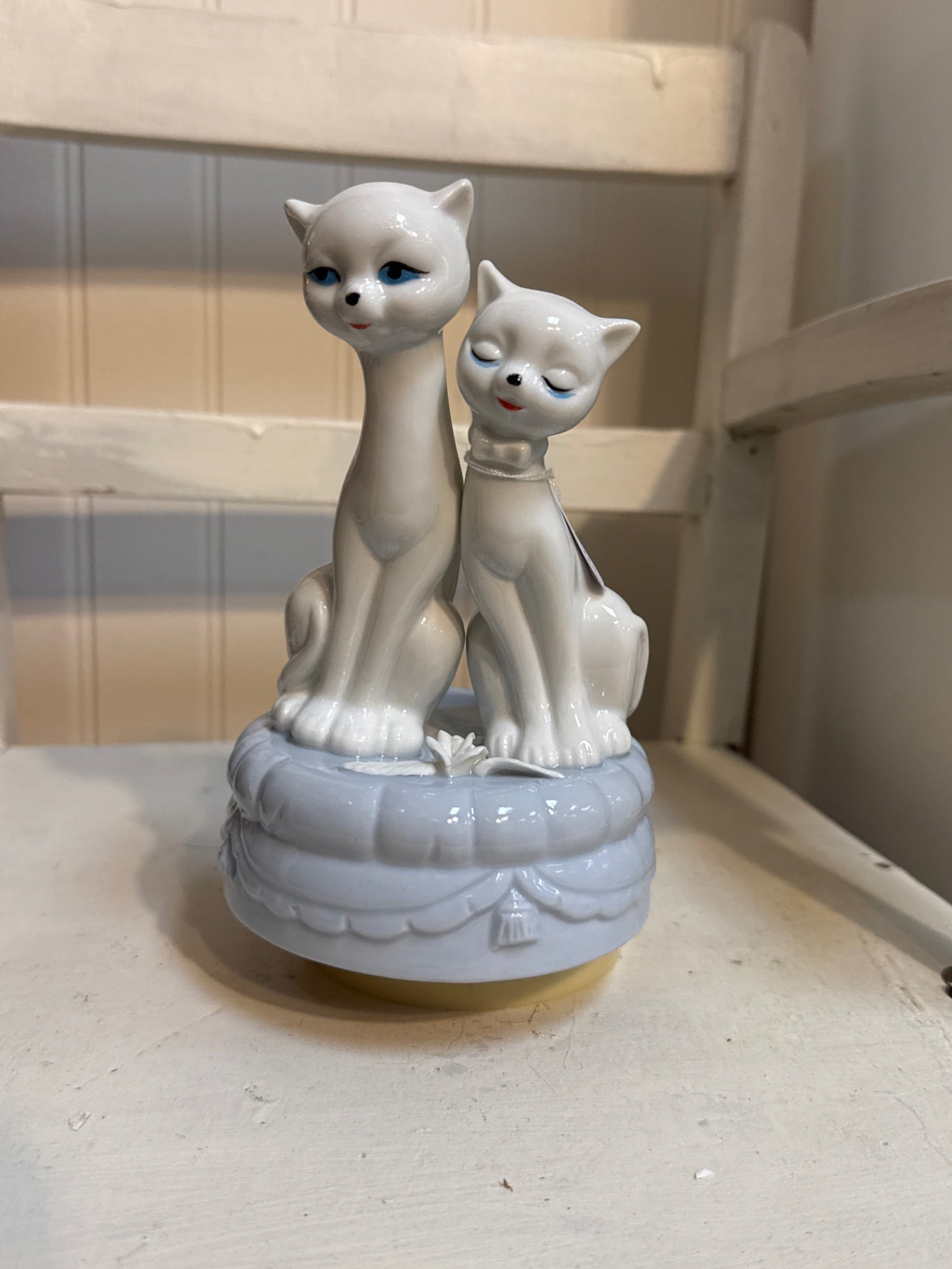 Siamese cat music box
