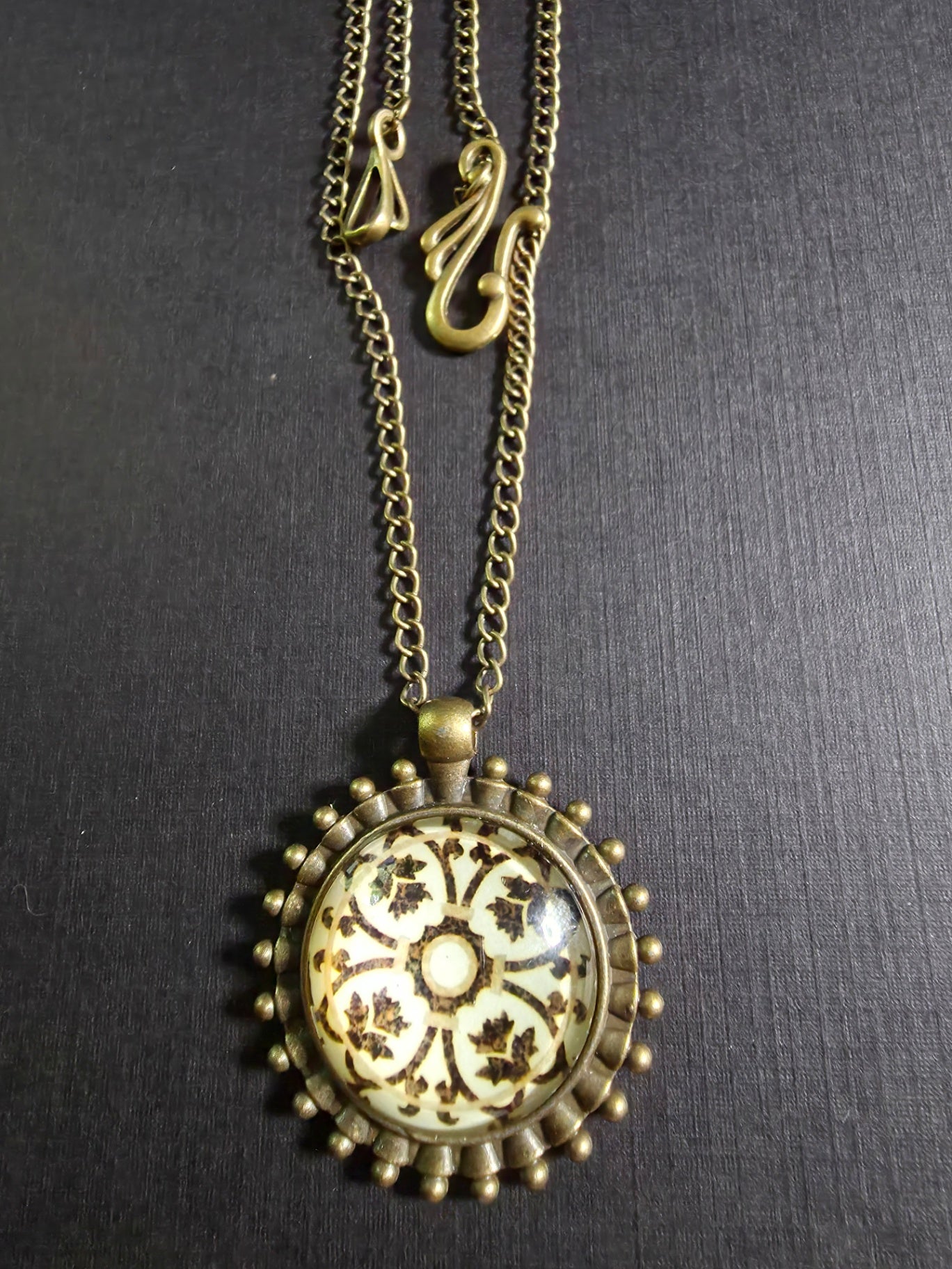 5n oval brown floral cab set in brass
