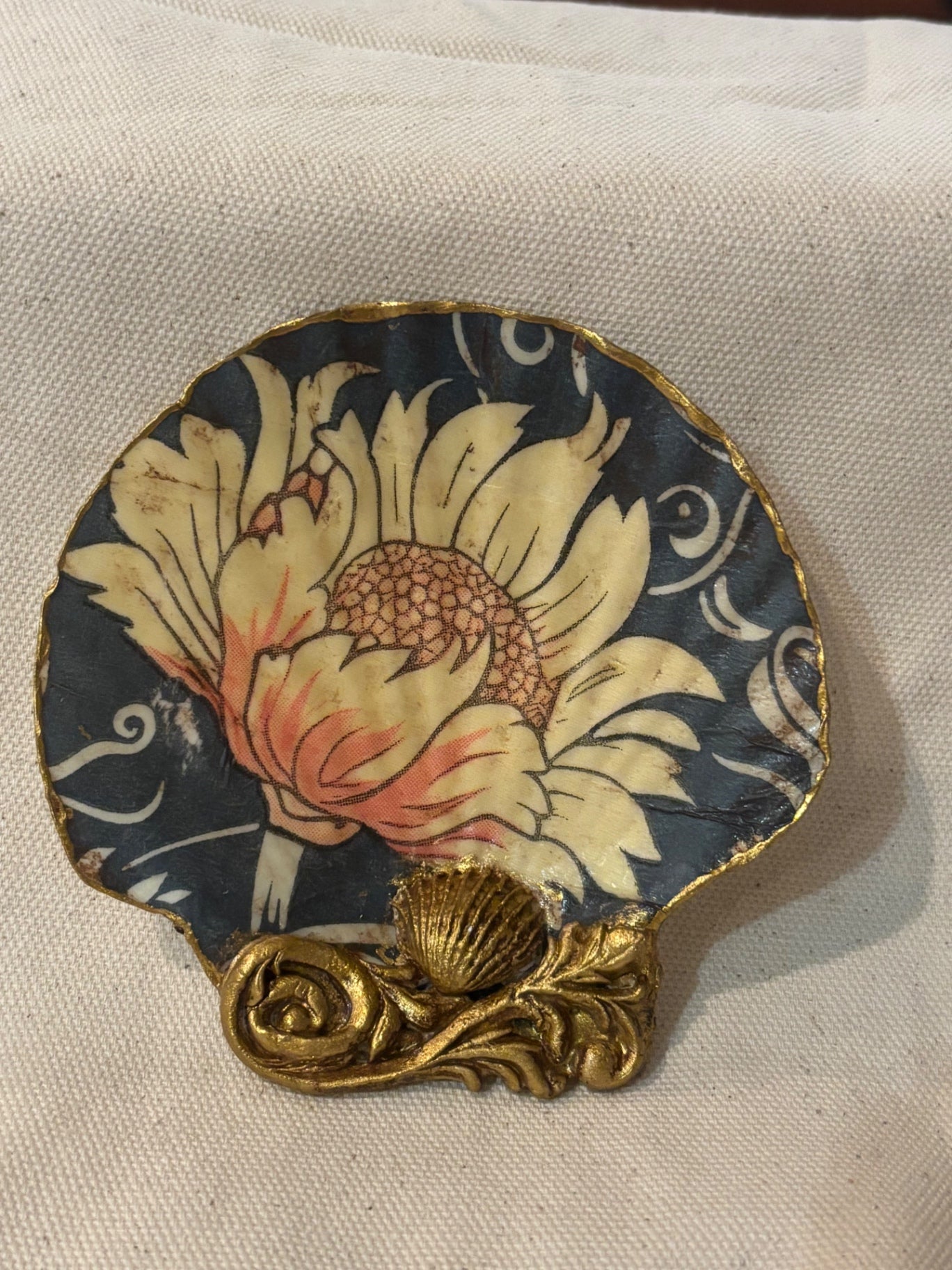Decorated scallop shelL