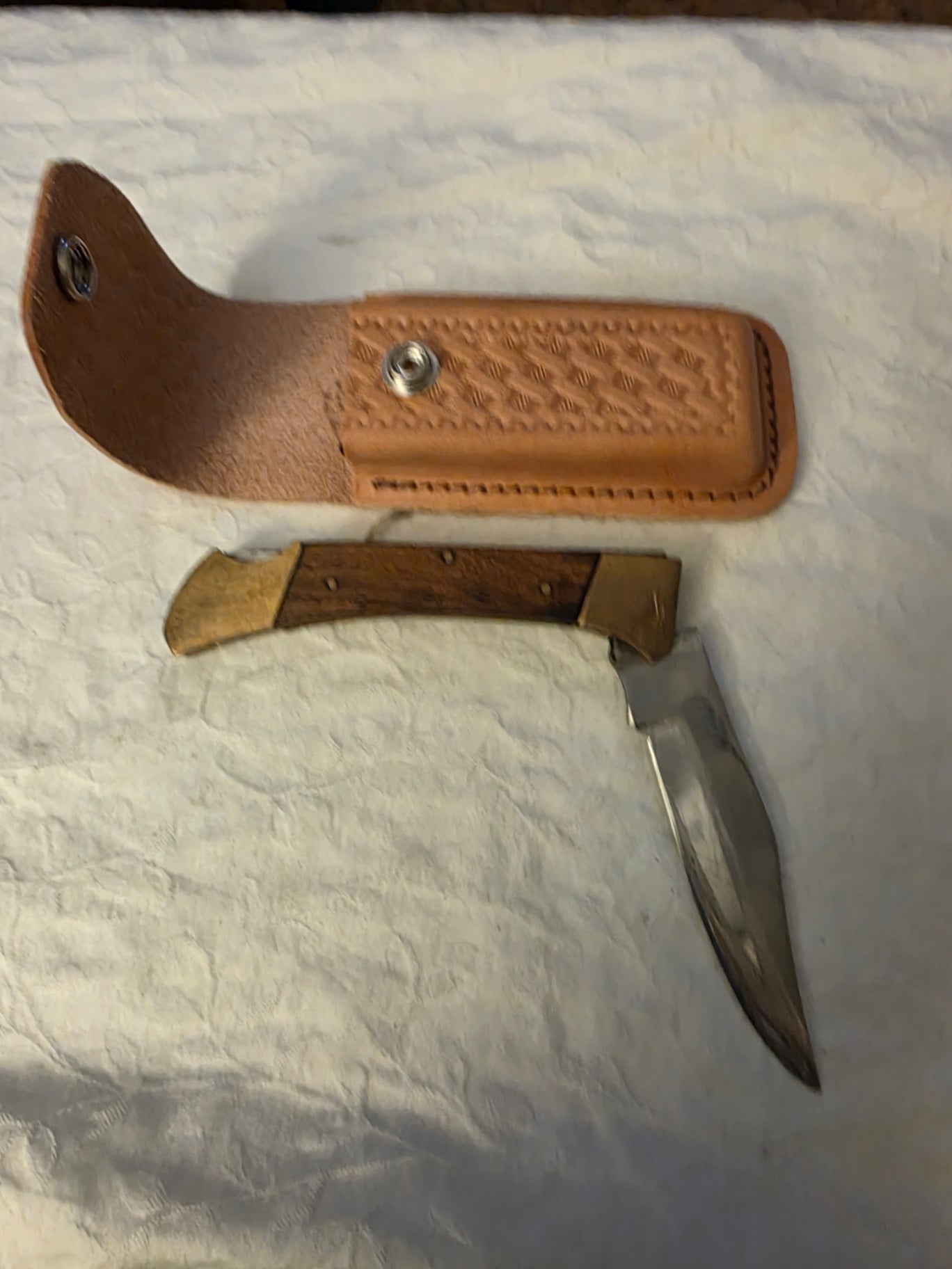 FOLDING 3.5 INCH KNIFE WITH SHEATH.