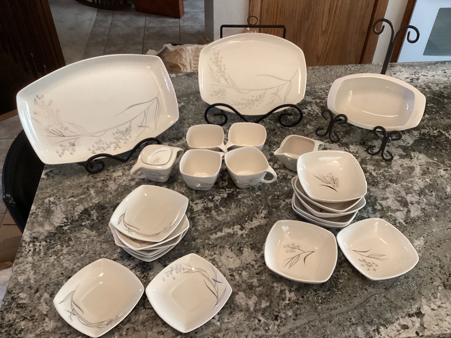 MCM 25 piece Crestwood Dinnerware