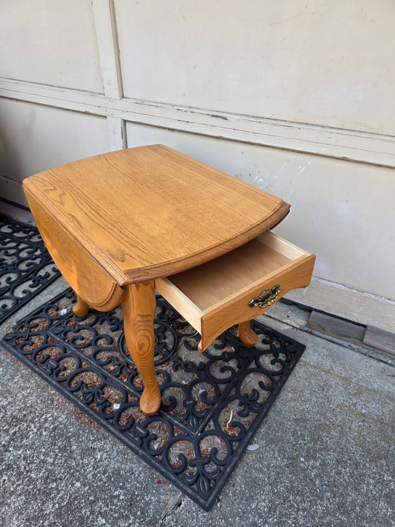 DROP LEAF END TABLE BROYHILL?