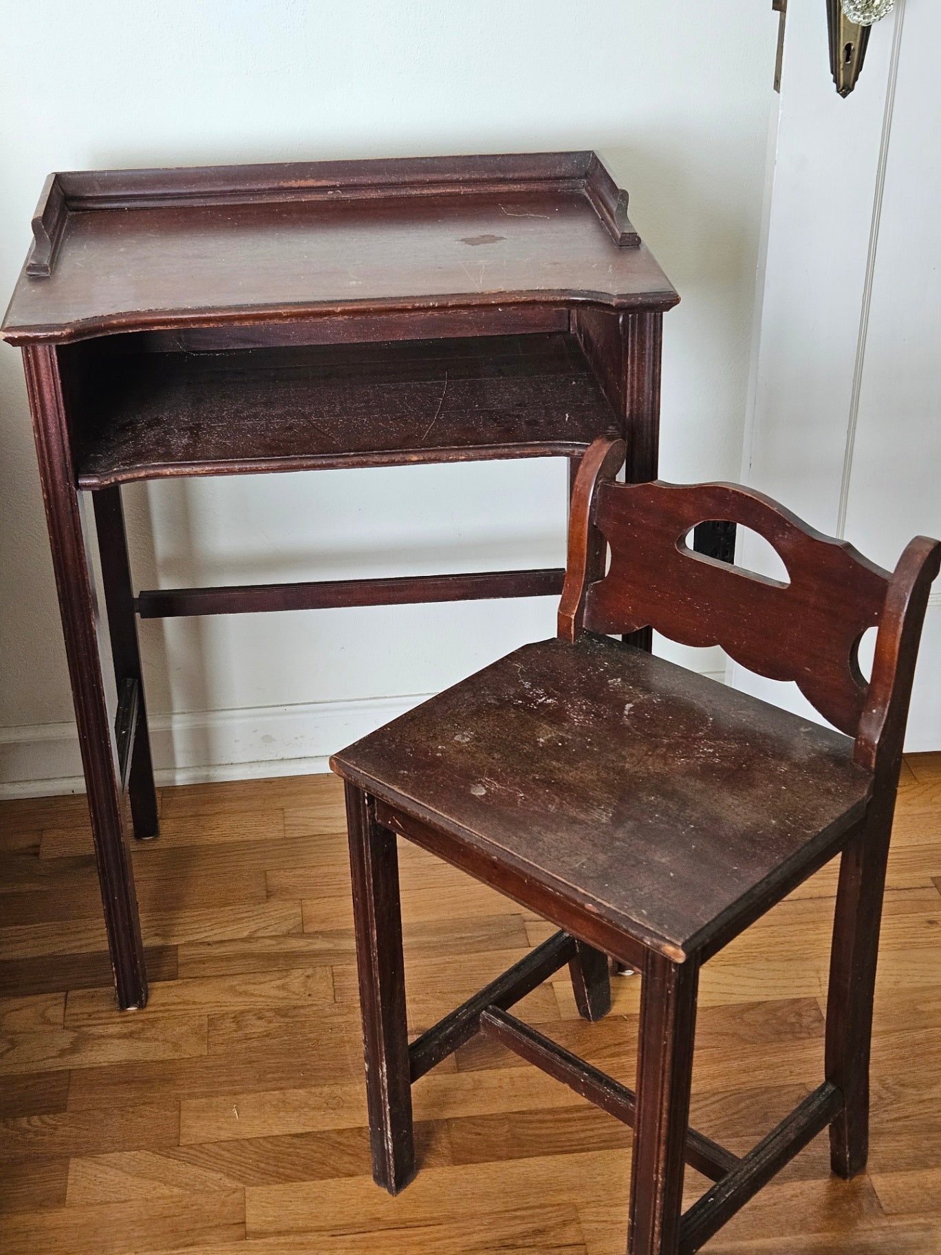 Antique/vint childs desk and chair
