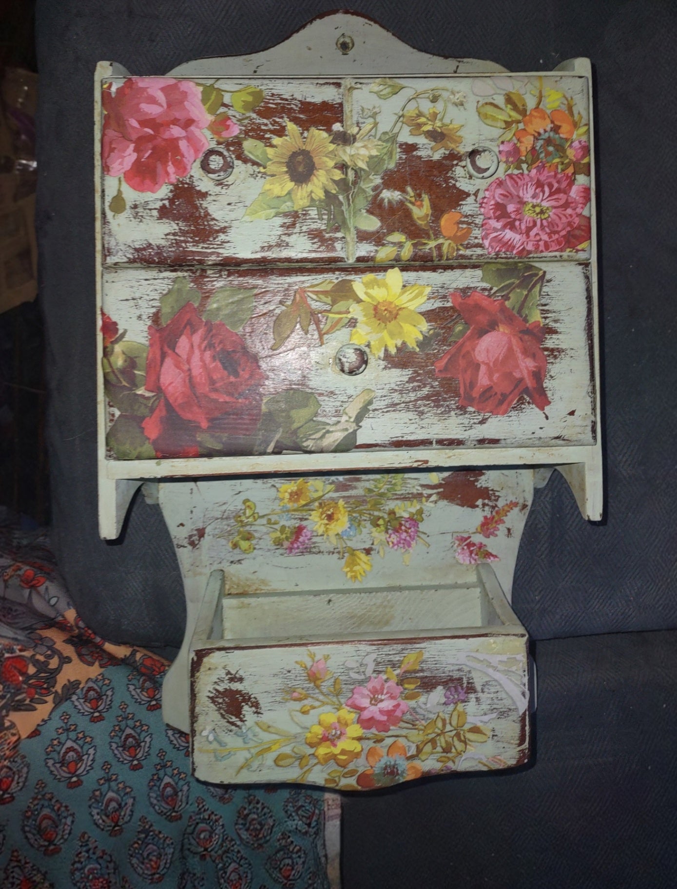 Wall shelf roses