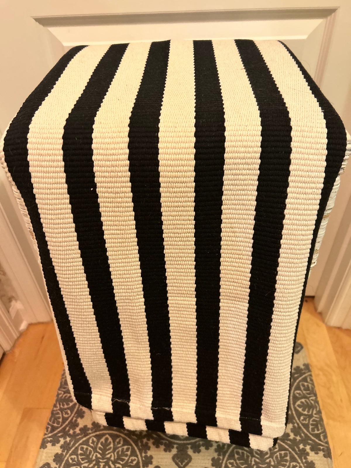 B/W 47x72" RUG