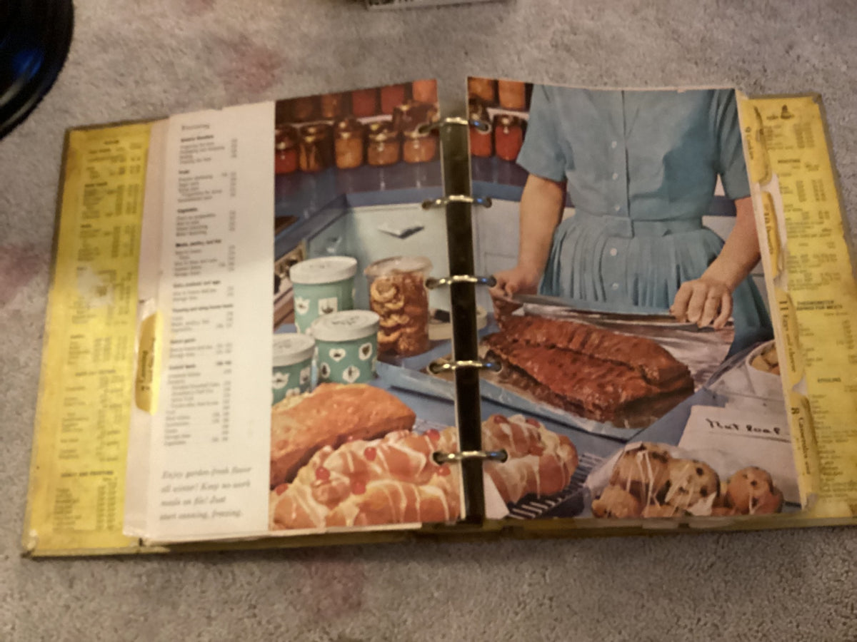 1970 VINTAGE COOKBOOK