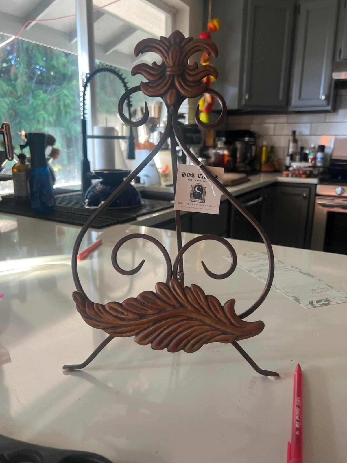 Vintage Metal Easel Stand Fleur-de-Lis Leaf