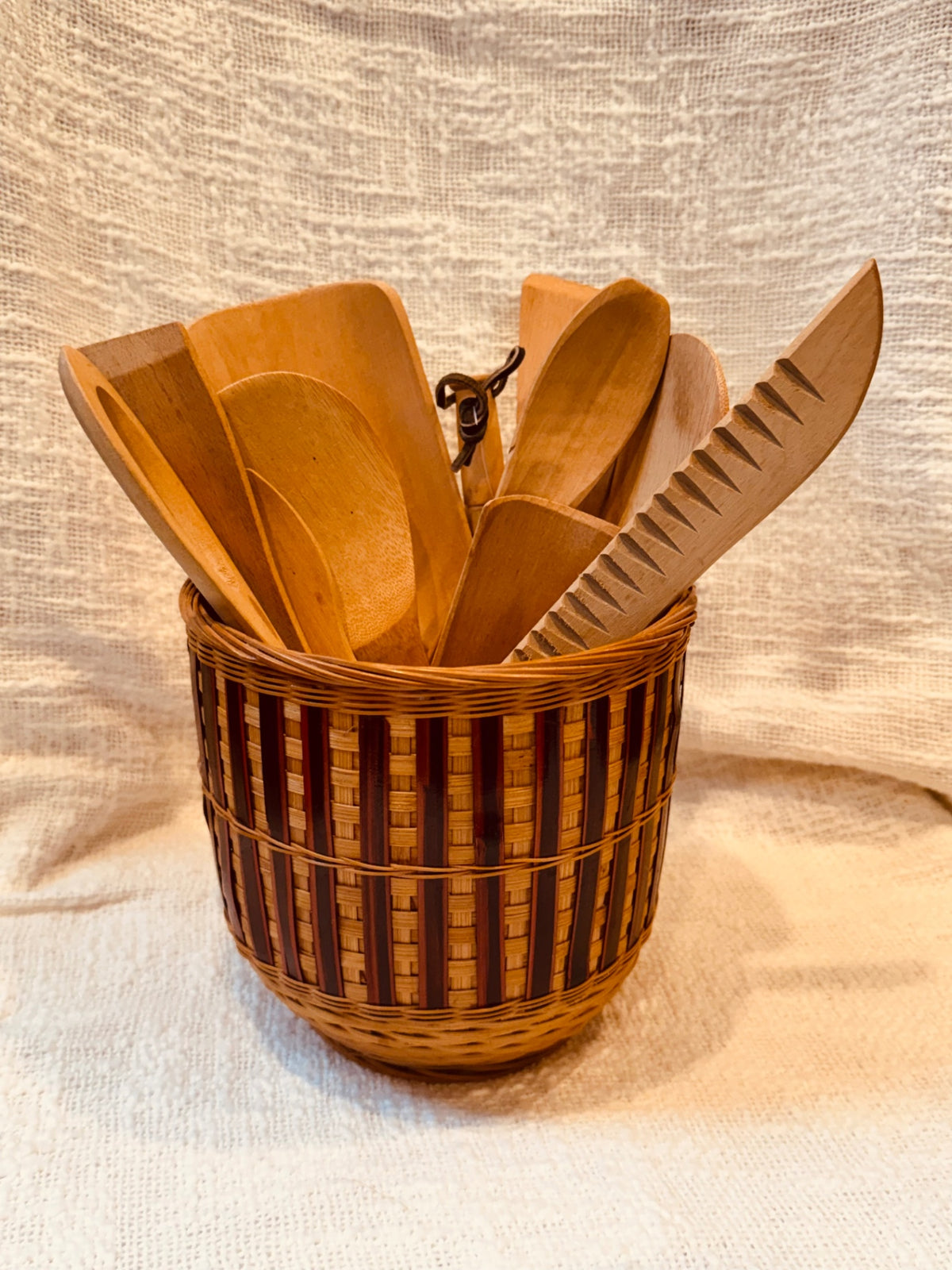 Vintage Hoan housewares of all nations basket of wood utensils 12pc