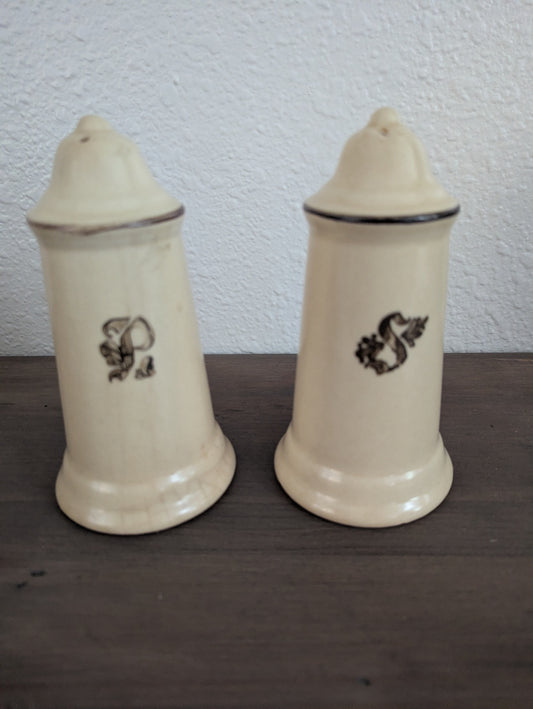 Vtg. Pfaltzgraff "Village" pattern Salt & Pepper