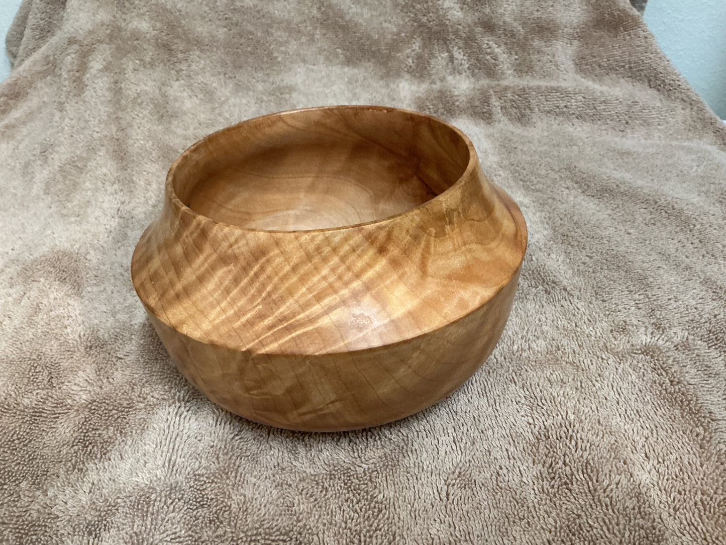 FIGURED  MAPLE BOWL