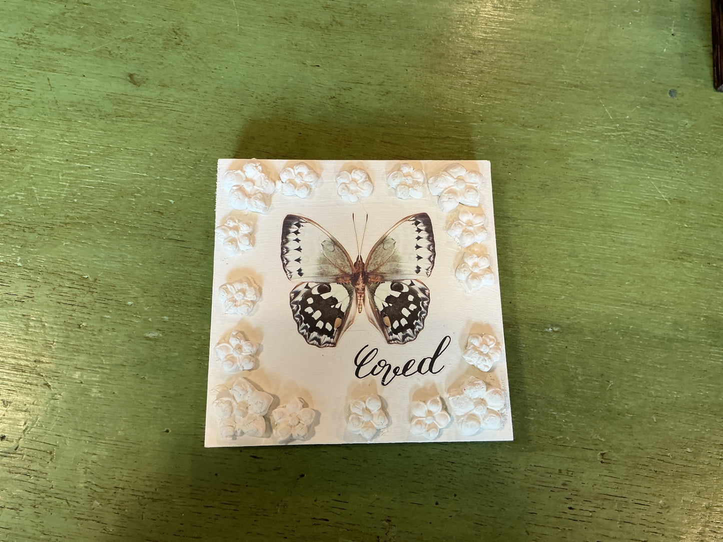 Butterfly sign