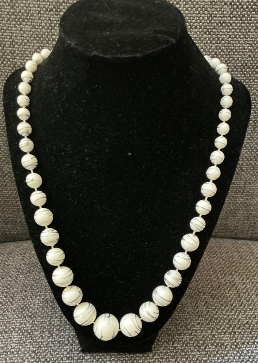 VTG. ABSTRACT BEAD NECKLACE