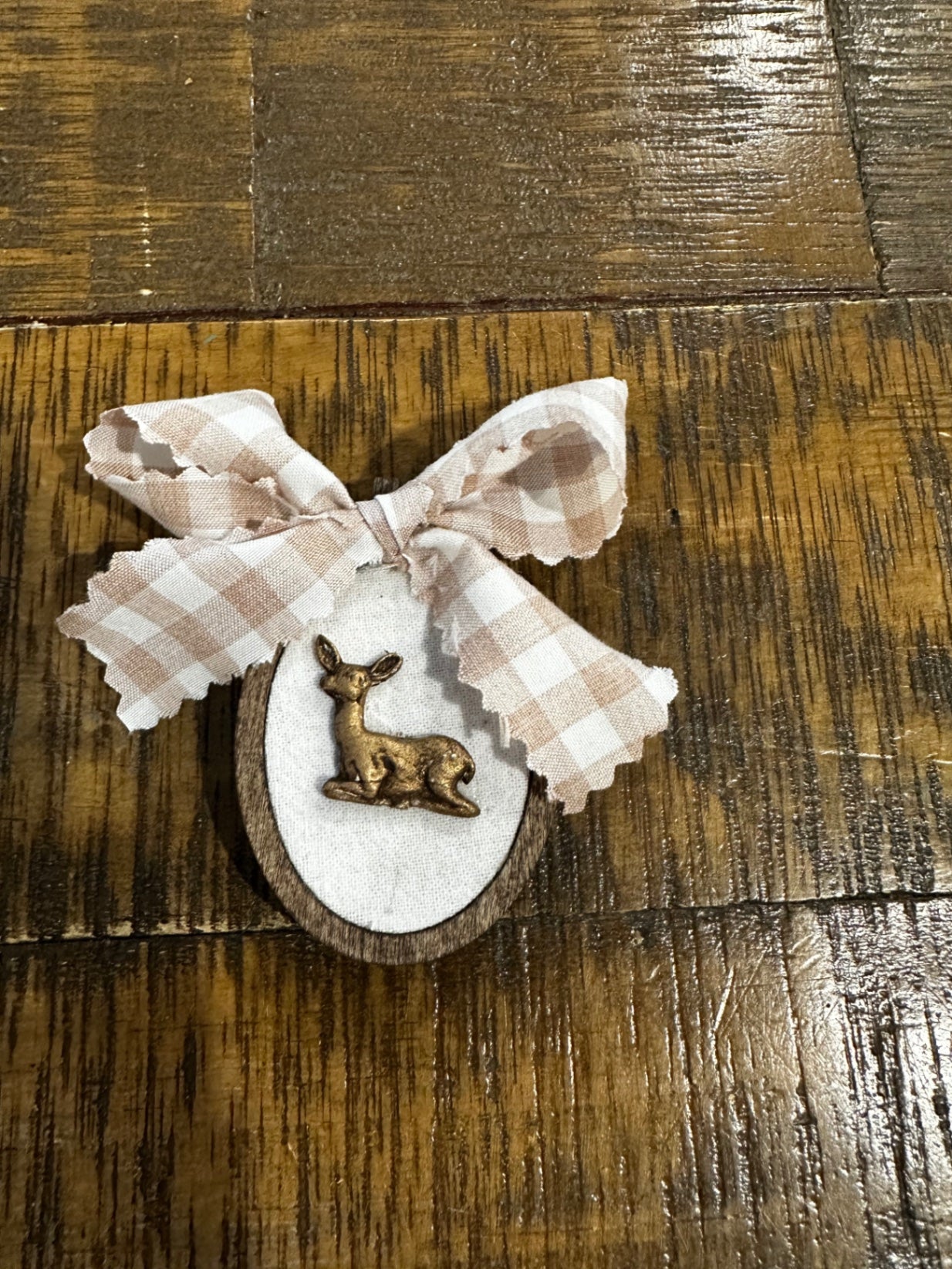Magnet with bow