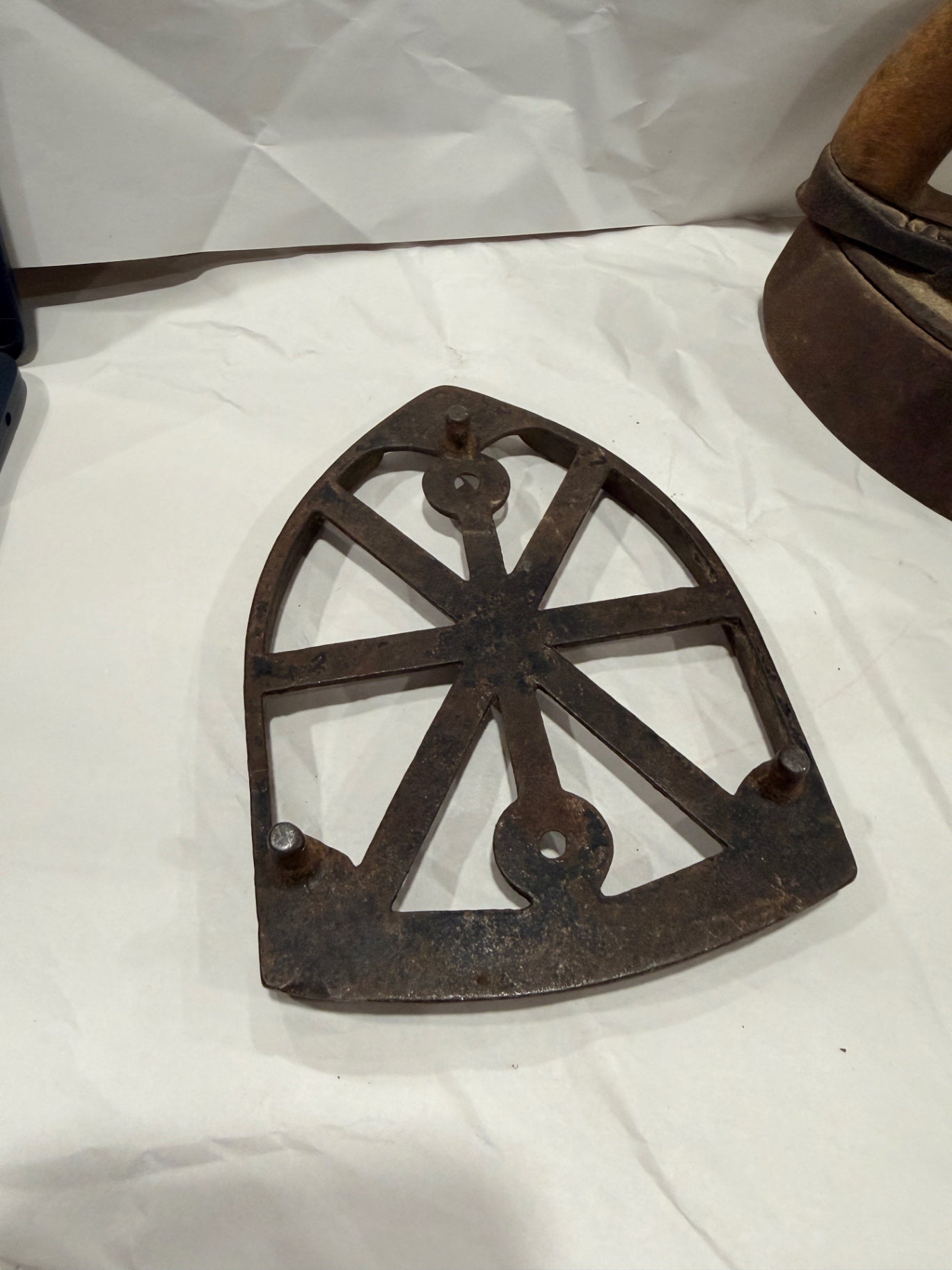 1800s Vtg Cast Iron Iron with Removable Wooden Handle and Trivet