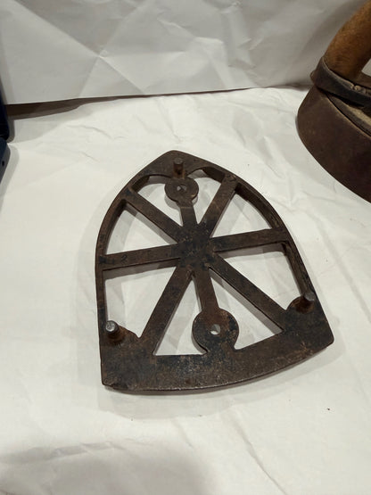 1800s Vtg Cast Iron Iron with Removable Wooden Handle and Trivet