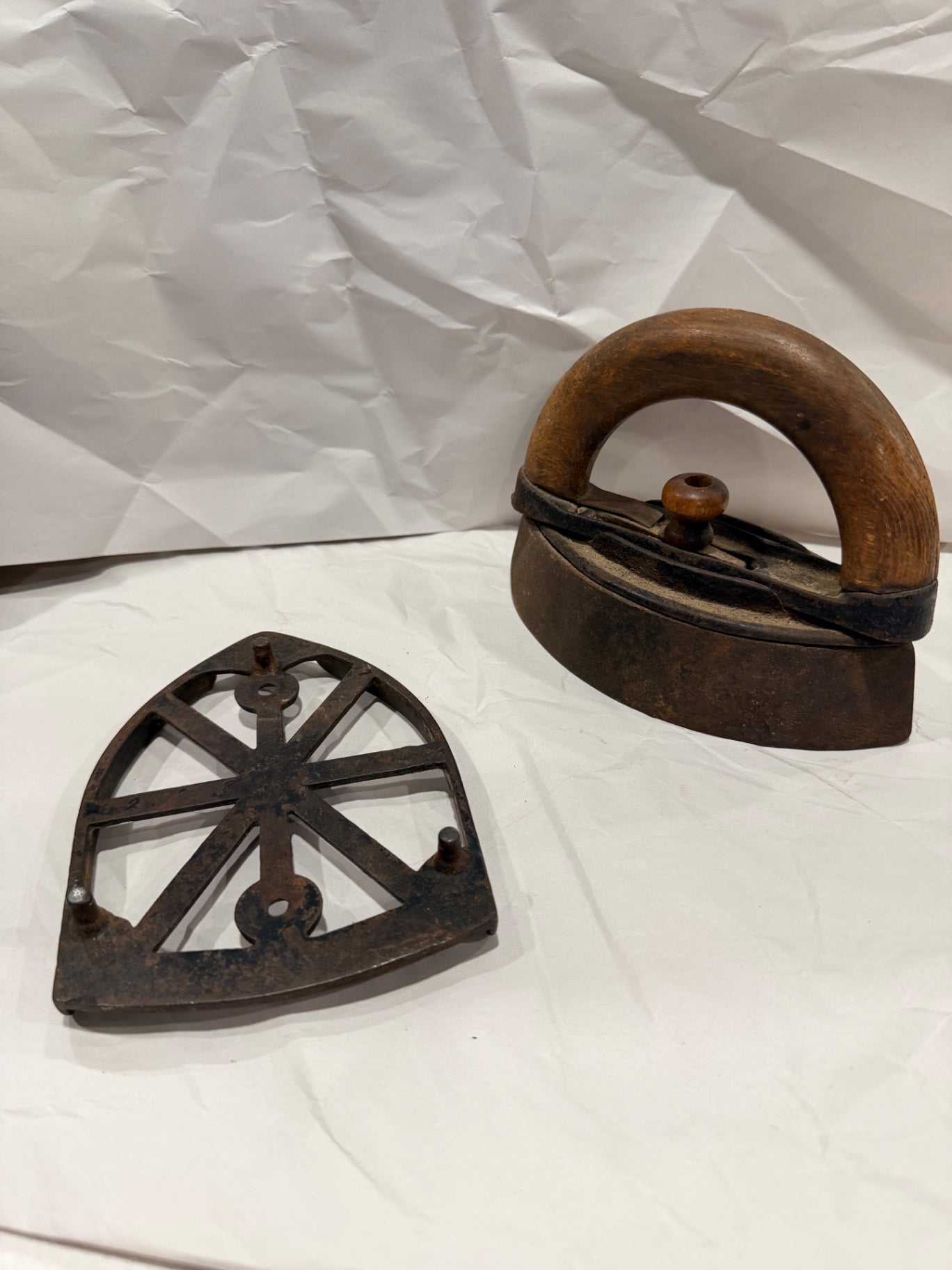 1800s Vtg Cast Iron Iron with Removable Wooden Handle and Trivet