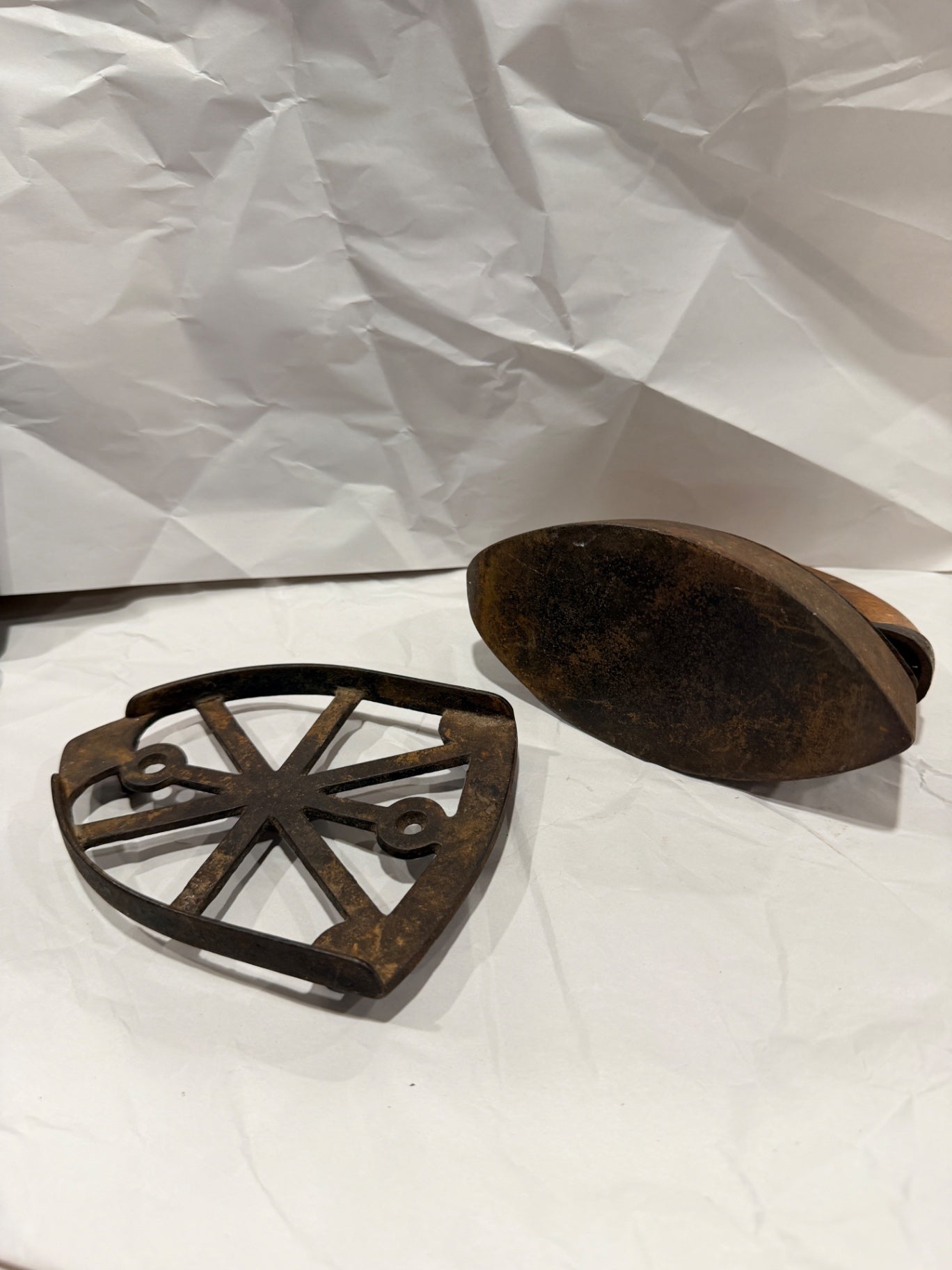 1800s Vtg Cast Iron Iron with Removable Wooden Handle and Trivet
