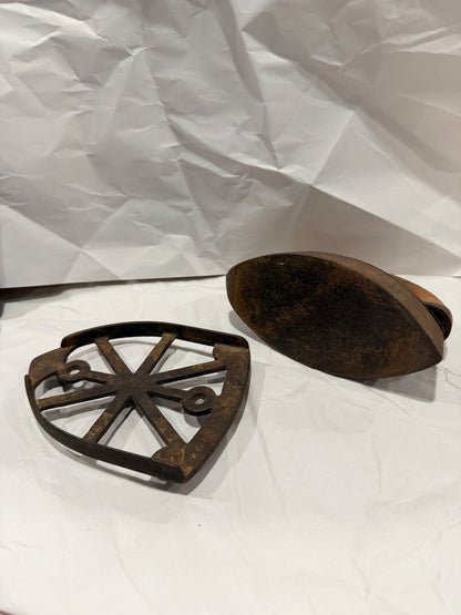 1800s Vtg Cast Iron Iron with Removable Wooden Handle and Trivet