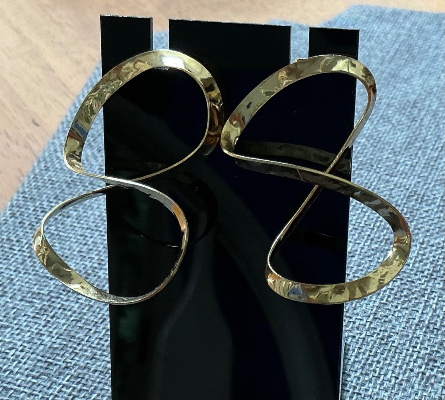 GOLD-TONE HAMMERED FIGURE 8 EARRINGS