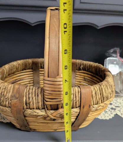 Beautiful Woven Basket (Single Handle)