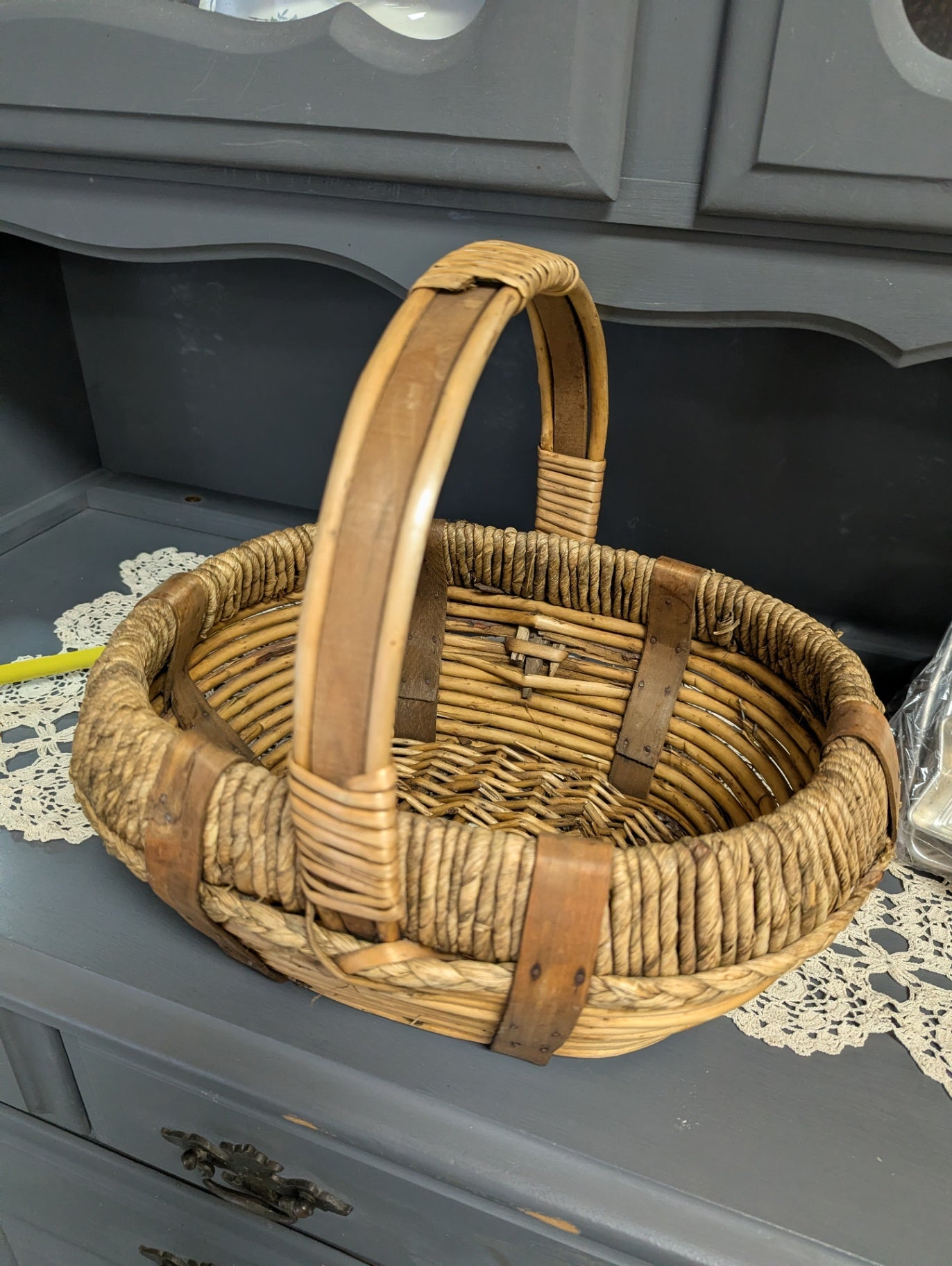 Beautiful Woven Basket (Single Handle)