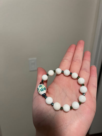 Sweet White Stretch Bracelet With Glass Beads 