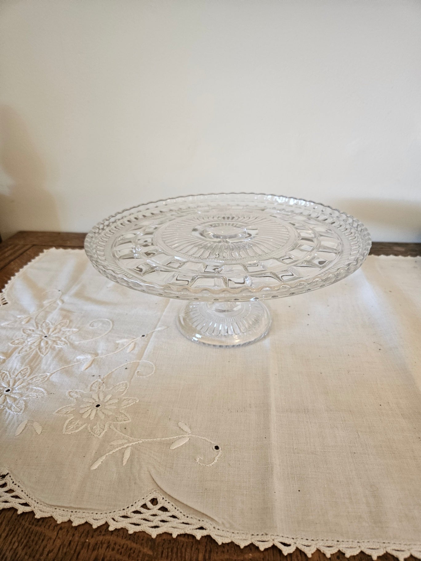 Glass cake stand
