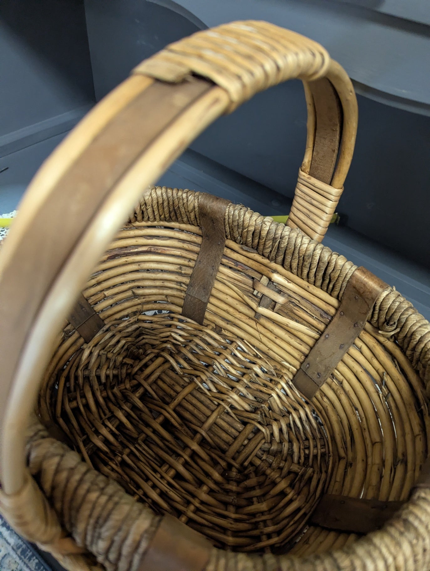 Beautiful Woven Basket (Single Handle)