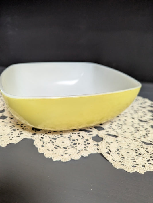 Vtg. Pyrex Yellow Serving Dish 2.5 Qt.