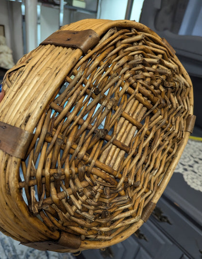 Beautiful Woven Basket (Single Handle)