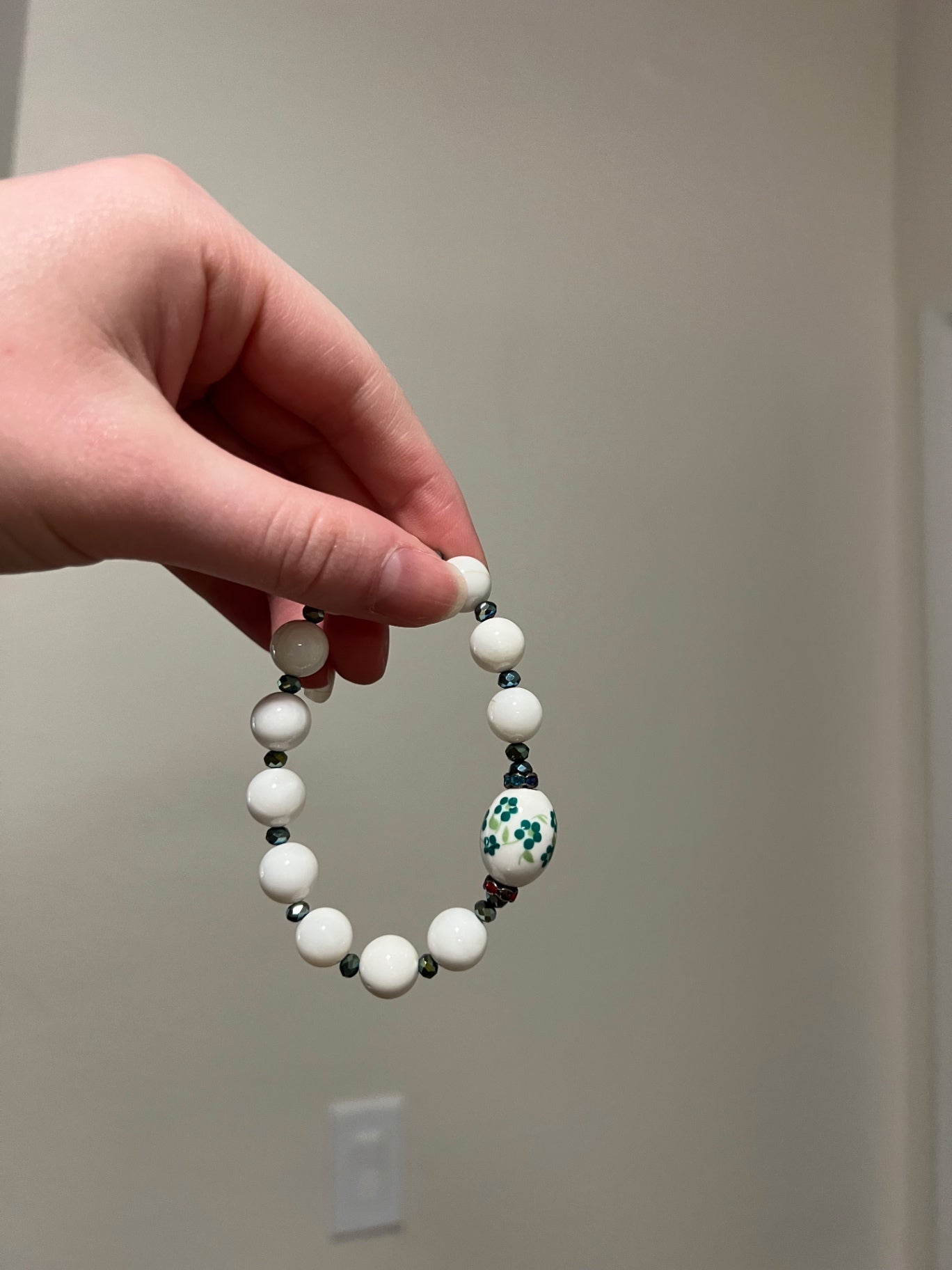 Sweet White Stretch Bracelet With Glass Beads 