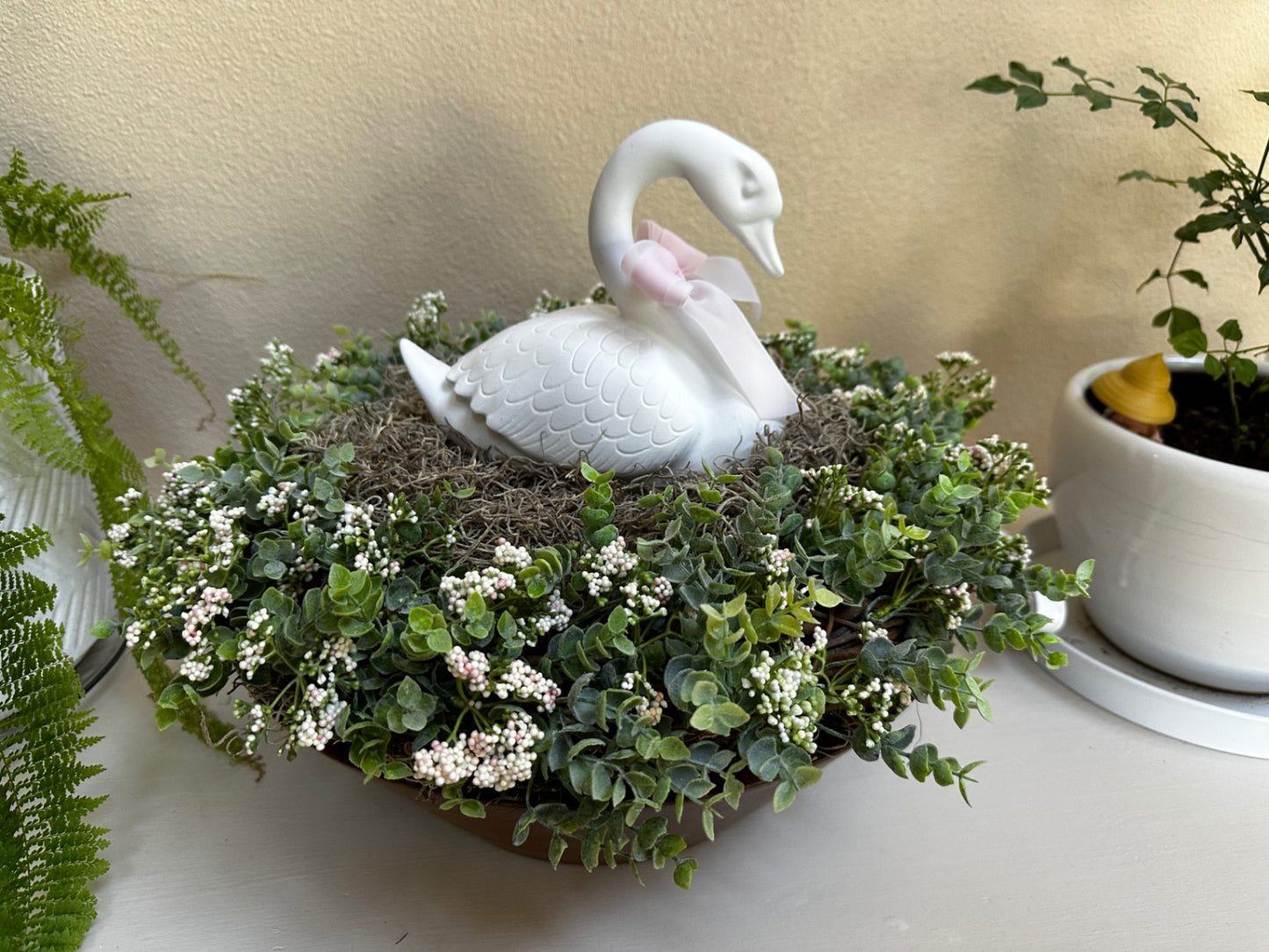 Large centerpiece with wreath, swan on wood bowl