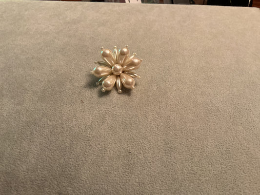 VTG faux pearl daisy pin