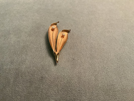 Double leaf pearl pin