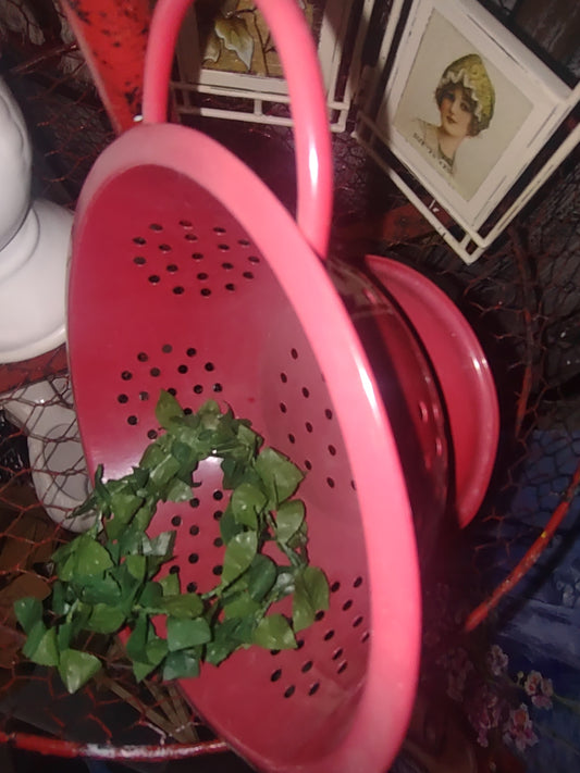 Colander red