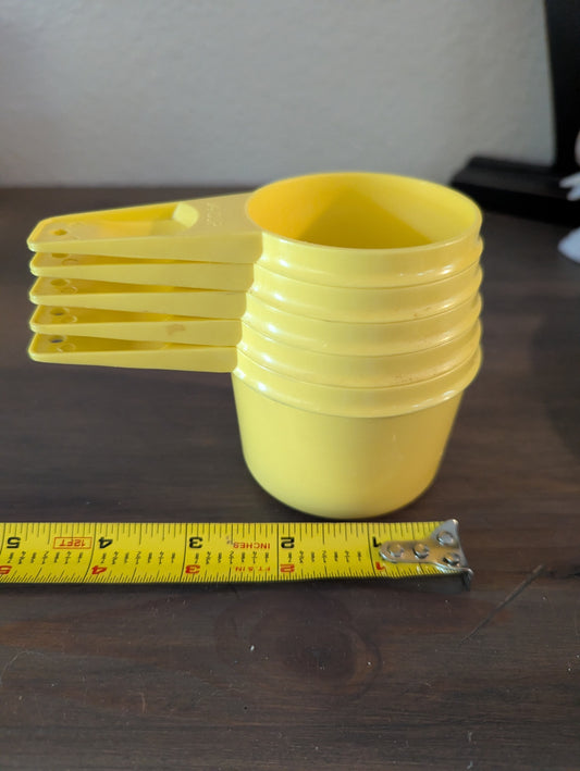 Vtg. Cute Yellow Tupperware Measuring Cups