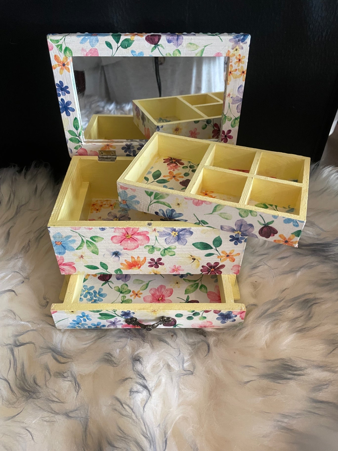 Bright flowered 3 drawer Jeweley box