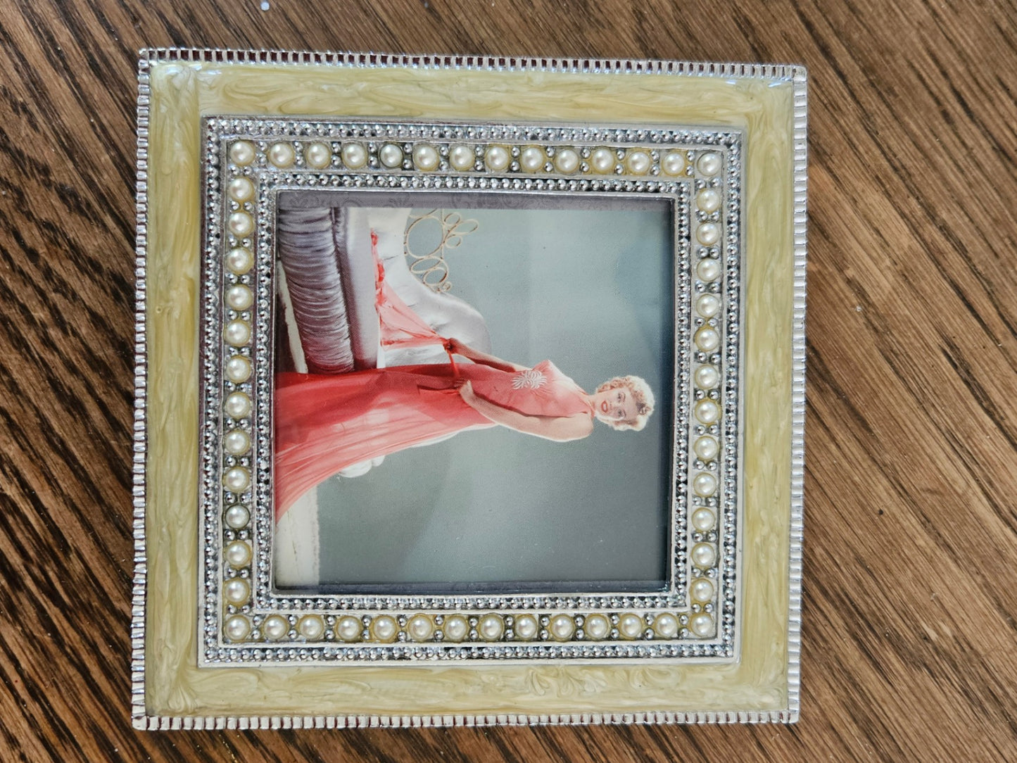 Picture frame with pearl design 5x55