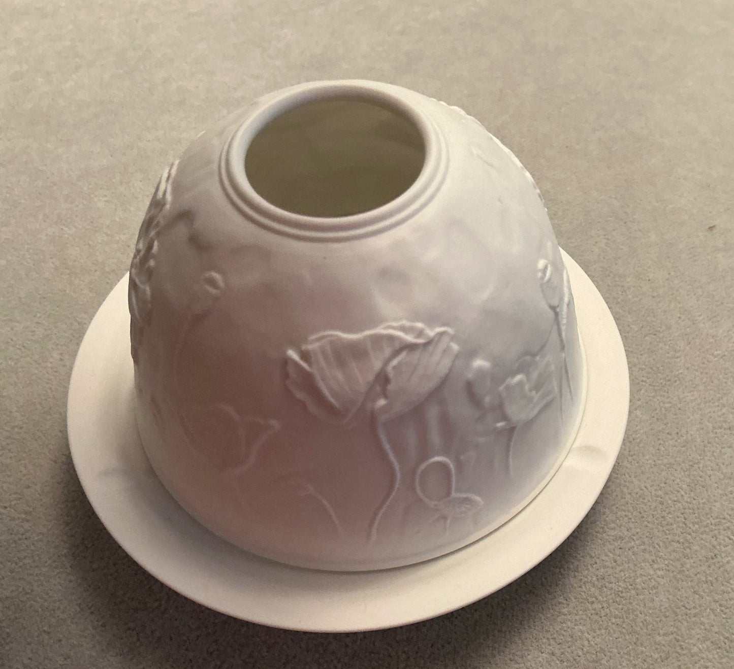 Porcelain tealight candle holder